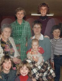 Annalisa med barn, barnbarn och barbarnsbarn på 90-årsdagen